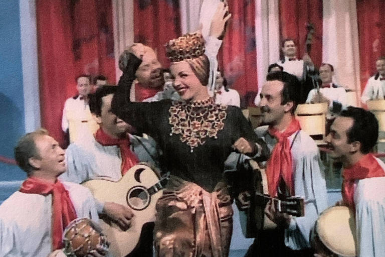 Carmen Miranda e o Bando da Lua no filme Romance Carioca. Russinho é o mais perto de Carmen 