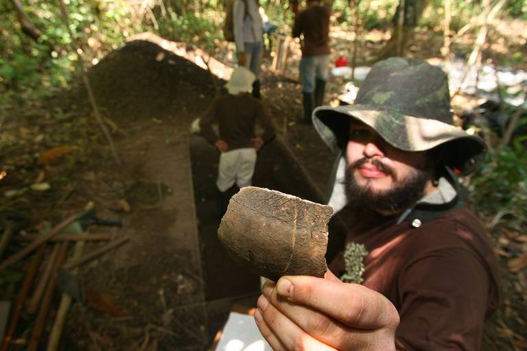 Em 14 de outubro de 2010, o arqueólogo Eduardo Bespalez mostra pedaço de cerâmica decorada que havia sido desenterrado na ilha do Japó, no rio Madeira, perto de Porto Velho (RO)