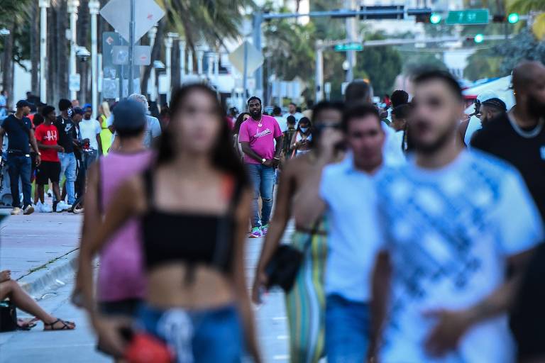 Aglomeração de pessoas na Ocean Drive, em Miami Beach, na Flórida, estado americano que teve aumento nos casos de coronavírus