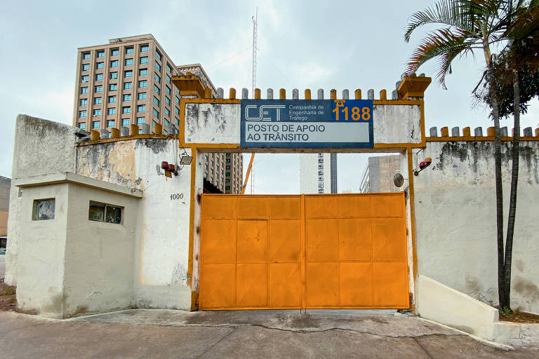 Portão amarelo também na região do Terminal Parque Dom Pedro. A cor foi a escolhida pelo movimento Diretas Já, em 1984, e agora foi a eleita para a campanha da Folha pela democracia