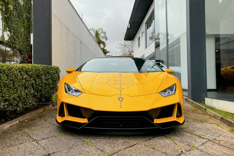 ....e a cor chama ainda mais atenção quando aplicada num carro de luxo na região dos Jardins