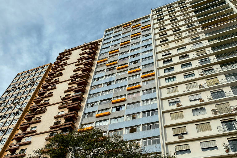 Bem mais discreta, a cor aparece na facha de um prédio na praça Roosevelt