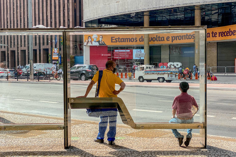 Foi vista também no uniforme de um carteiro num ponto de ônibus na avenida Paulista