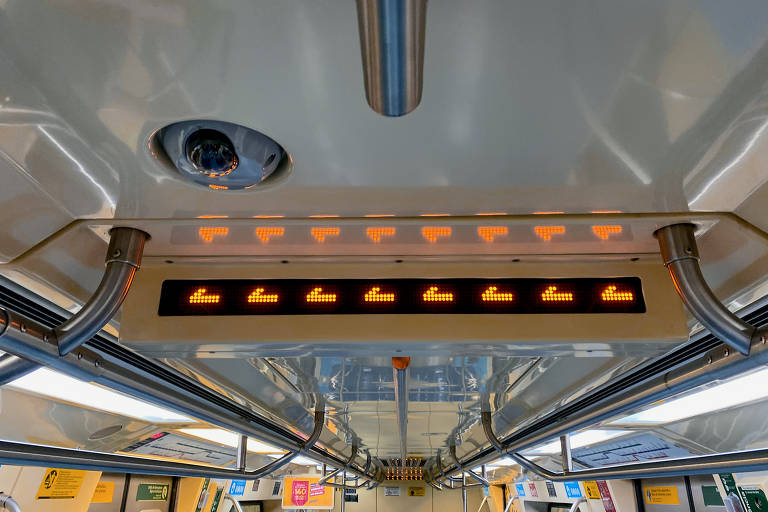 .. e no detalhe dentro de um vagão do metrô da cidade