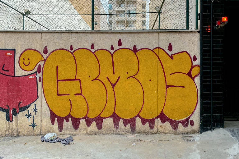 Ao todo, o repórter-fotográfico percorreu cerca de 20 quilômetros a pé pela cidade para captar diferentes tons de amarelo. Aqui, ele registra um grafite em Santa Cecília