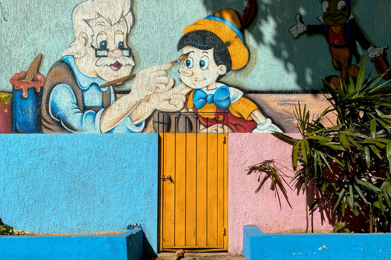 A cor, que aqui está presente na fachada de uma escola infantil em Santa Cecília, já foi associado à ditadura militar, simbolizou a campanha das Diretas Já, esteve presente no impeachment de Dilma, foi apropriado por bolsonaristas e agora é resgata por movimentos pró-democracia. Leia mais na reportagem escrita por Joelmir Tavares
