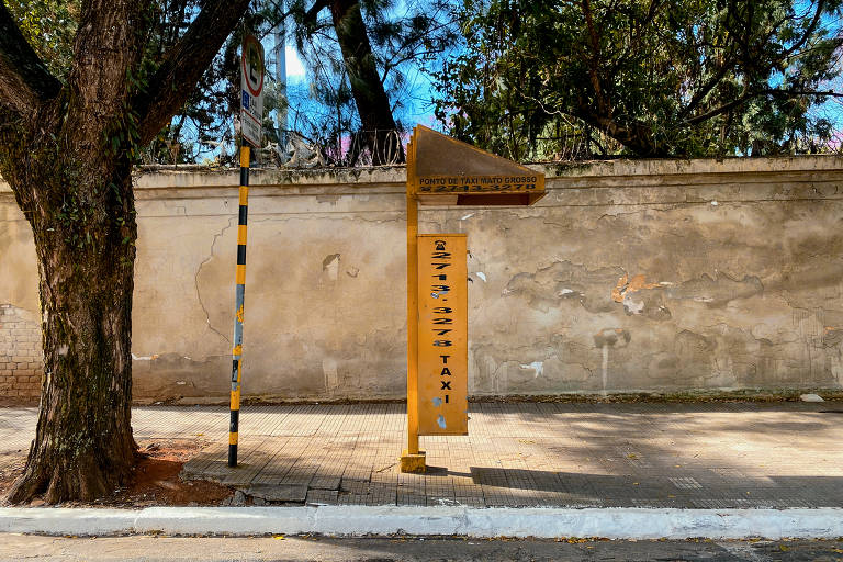 Ponto amarelo de táxi em Higienópolis. A cor estampa a nova campanha da Folha pela democracia. Confira reportagens que explicam o que foi a ditadura que durou mais de 20 anos no Brasil.