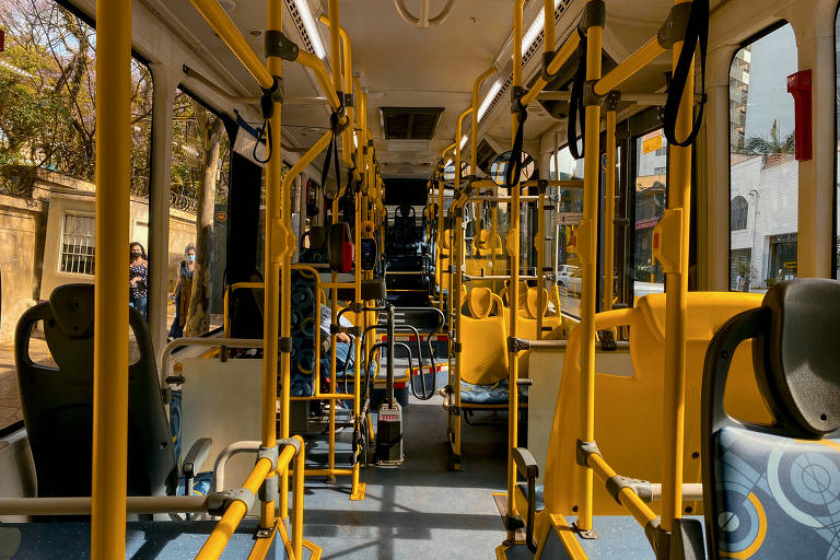 Ônibus em Higienópolis com que destaca a cor amarela, da campanha pela democracia da Folha