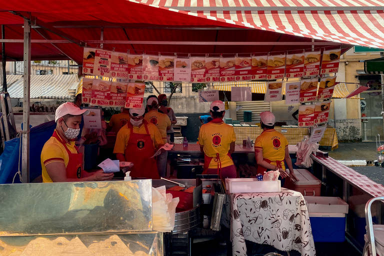 Na feira livre da rua Martin Francisco, em Santa Cecília, o uniforme de alguns funcionários é amarelo, assim como a campanha pela democracia da Folha