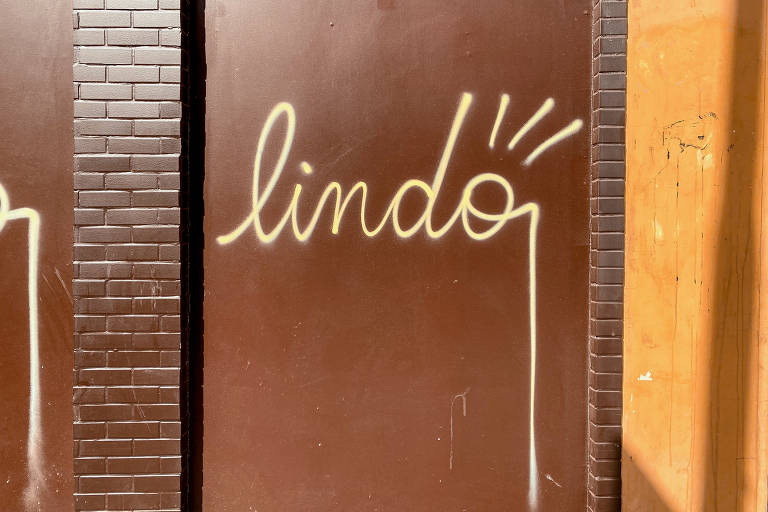 Grafite amarelo em Santa Cecília integra ensaio que integra a nova campanha da Folha pela democracia