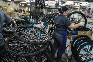 Linha de produção de bicicletas da Caloi Norte S.A