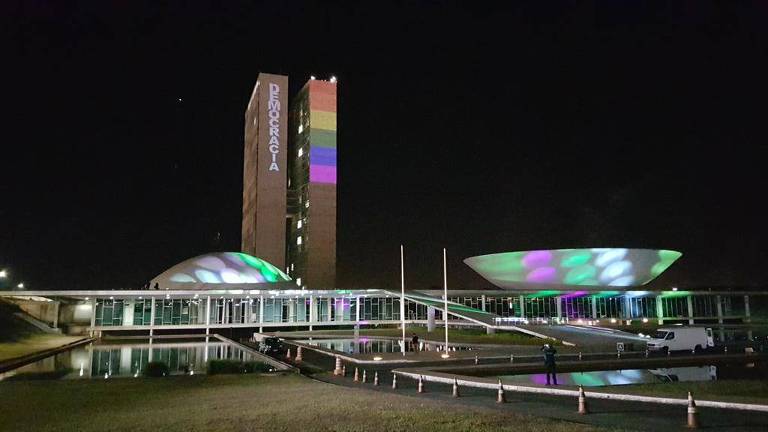 Congresso recebe pela primeira vez projeção do arco-íris em Dia do Orgulho LGBT