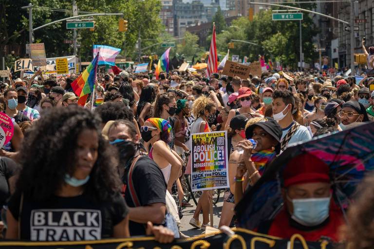 Cerca de 20 mil pessoas participam da marcha Queer Liberation, em Nova York