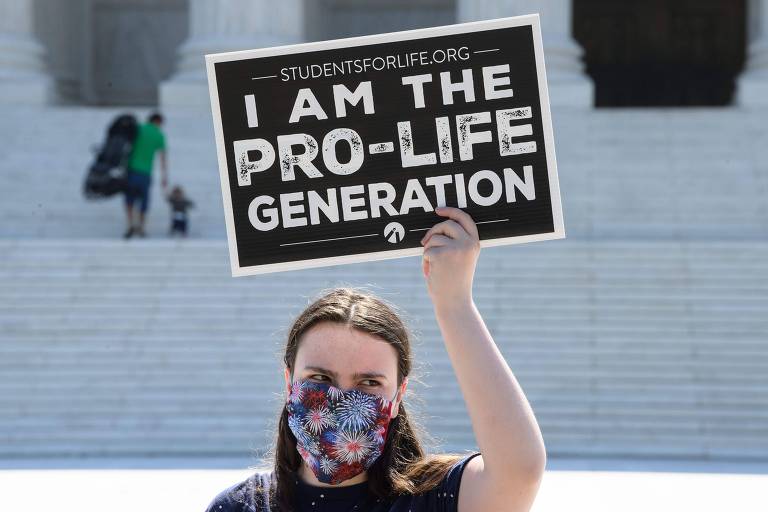 Ativista anti-aborto protesta em frente à Suprema Corte americana, em Washington