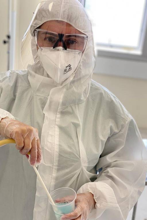 Denise Abranches, odontologista, e primeira voluntária a receber substâncias da vacina de Oxford