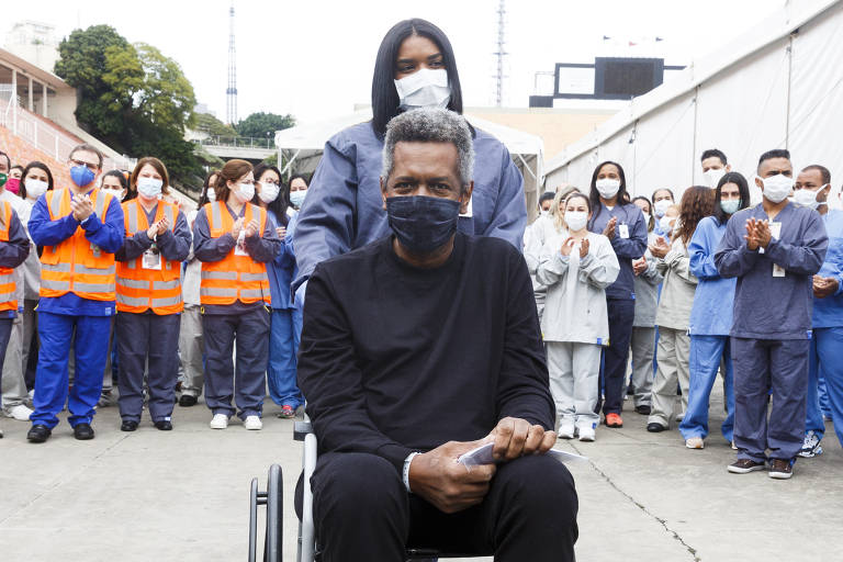 Saída dos dois últimos pacientes do Hospital de Campanha do Pacaembu. Nélio de Moura Moyses, 55, é um deles