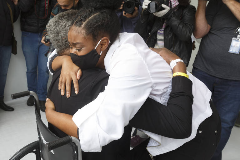 Saída dos dois últimos pacientes do Hospital de Campanha do Pacaembu. Nélio de Moura Moyses, 55, é um deles