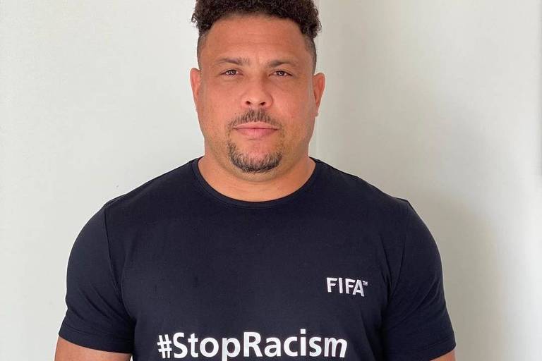 O ex-atacante Ronaldo Nazário em foto postada em seu Instagram com camiseta de campanha da Fifa contra o racismo