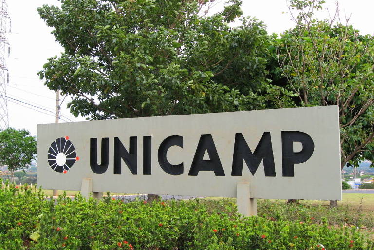 Placa da Unicamp (Universidade Estadual de Campinas) no interior de São Paulo