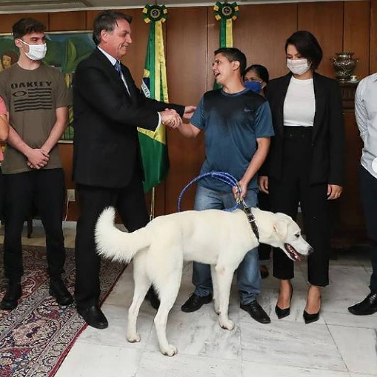 Presidente Jair Bolsonaro e primeira-dama Michelle devolvem o cachorro Zeus ao seu tutor original