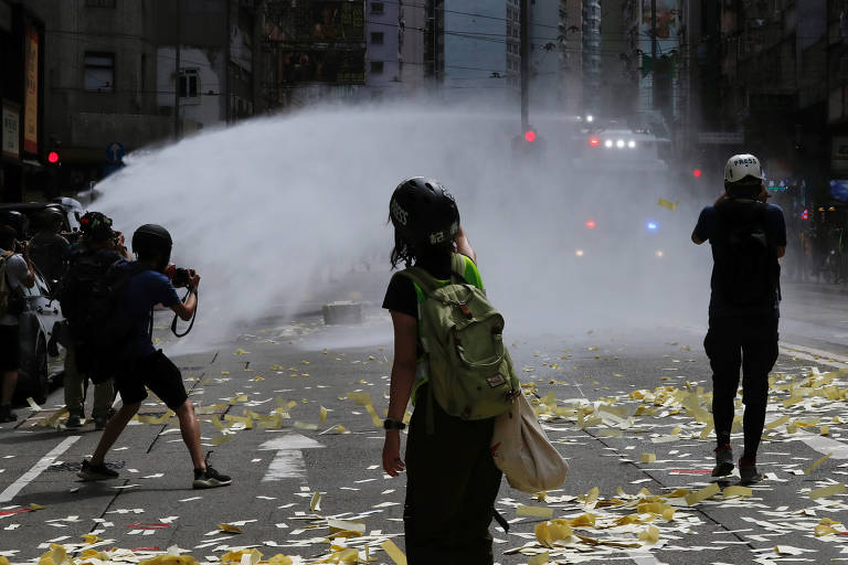 Polícia usa canhões de água para dispersar manifestantes em Hong Kong