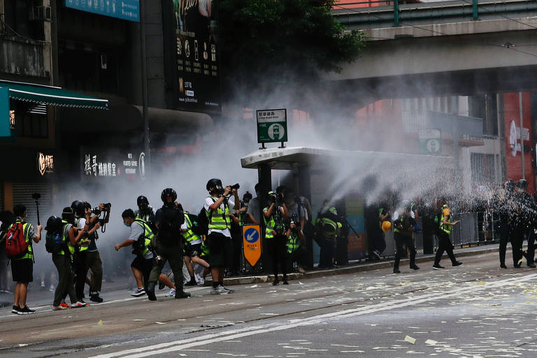 Policiais disparam canhões de água contra manifestantes em Hong Kong