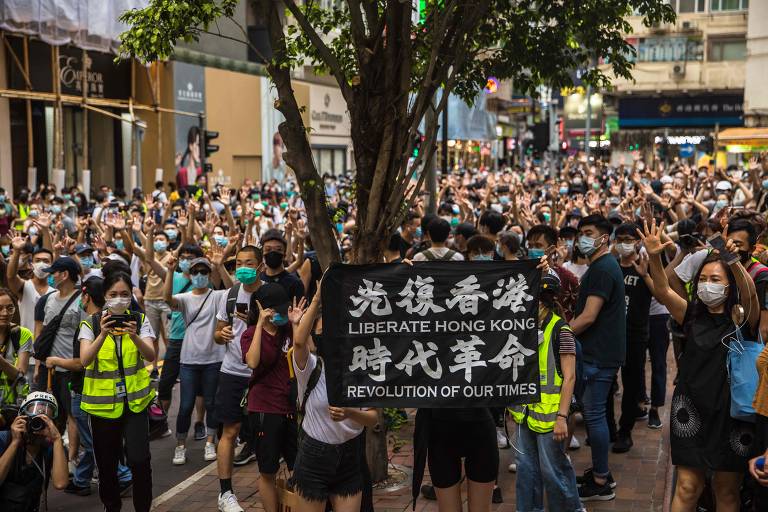Manifestantes entoam palavras de ordem contra a nova lei de segurança nacional sancionada em Hong Kong