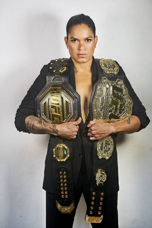 Amanda Nunes exibe seus dois cinturões no UFC