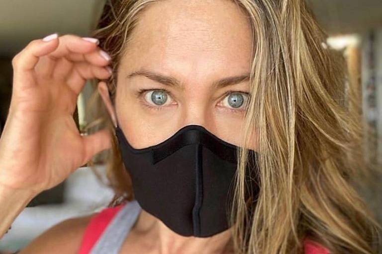 Jennifer Aniston pede que seus seguidores usem máscaras contra a Covid-19