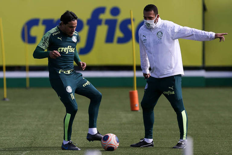 O zagueiro paraguaio Gustavo Gómez, do Palmeiras, treina sob supervisão do auxiliar Mauricio Copertino