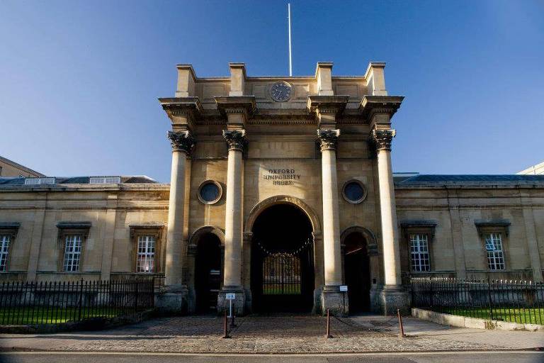 Agência Reuters oferece bolsas de estudo em Oxford para jornalistas em meio de carreira
