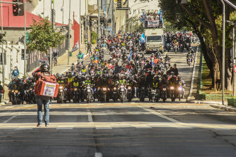 Além de mais entregadores disputando entregas, as empresas teriam cortado prêmios e bonificações