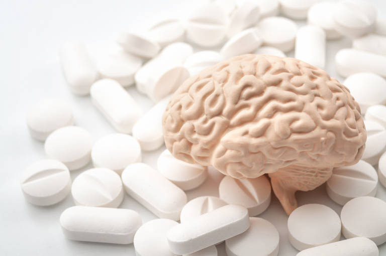 Cérebro em meio a pílulas e comprimidos