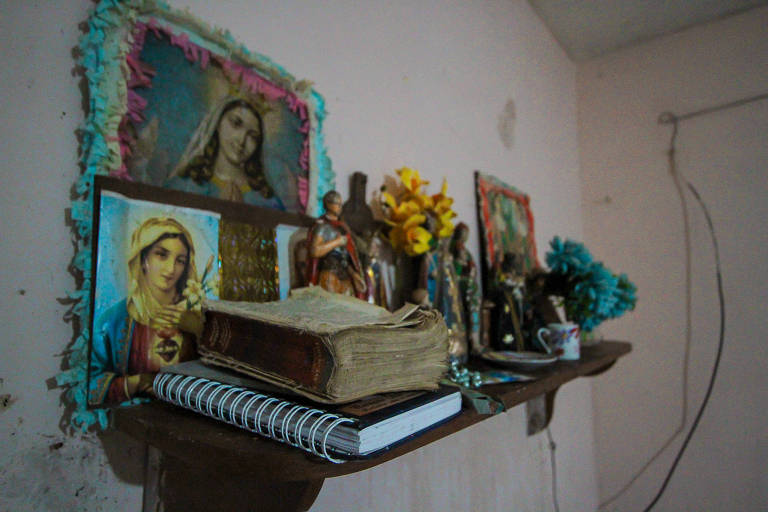 Altar na casa de Flávia Cristina Moreira dos Santos, no bairro do Capão Redondo, em São Paulo