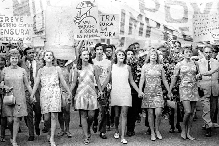 De mãos dadas, as atrizes Eva Todor, Tônia Carreiro, Eva Wilma, Leila Diniz, Odete Lara, Cacilda Becker e Norma Bengell, em marcha contra a censura do governo na ditadura militar no Rio de Janeiro