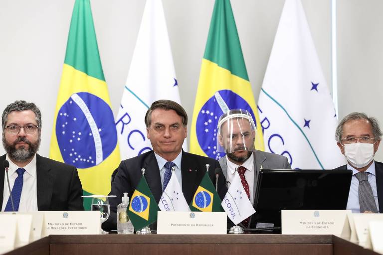 Da esq. para a dir., o chanceler Ernesto Araújo, o presidente Jair Bolsonaro, um tradutor e o ministro da Economia, Paulo Guedes, durante a Cúpula do Mercosul