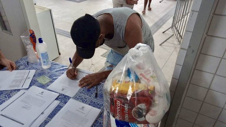 No Rio, escolas entregaram cestas básicas aos alunos