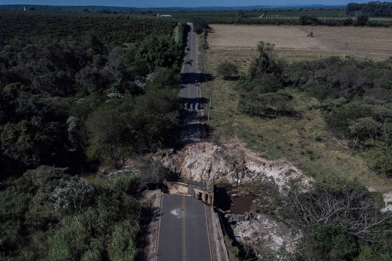 Veja fotos da ponte destruída na estrada vicinal Governador Almino Monteiro Álvares Afonso