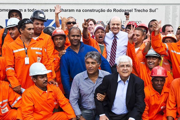 Em 2010, o então governador José Serra (no alto) e Paulo Preto (abaixo, com camisa listrada azul) com trabalhadores do Rodoanel em cerimônia de inauguração do trecho sul
