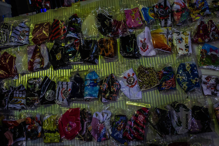 Máscaras em um mostruário de um camelô no Terminal Santo Amaro