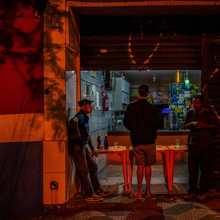 Bar no Largo 13, em Santo Amaro, tem clientes do lado de fora