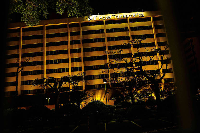 O Hotel Transamérica com todas as luzes internas apagadas