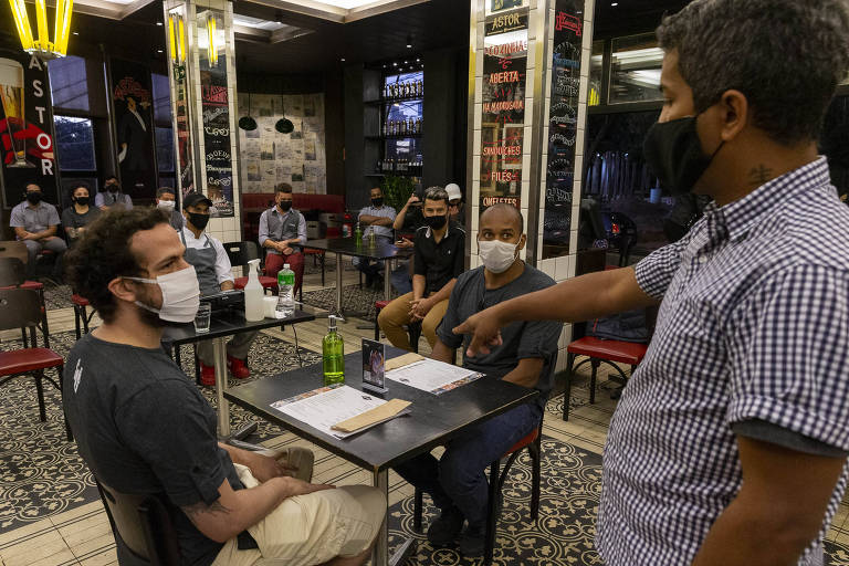 Funcionários do Bar Astor treinam novo protocolo de atendimento ao cliente para reabertura.