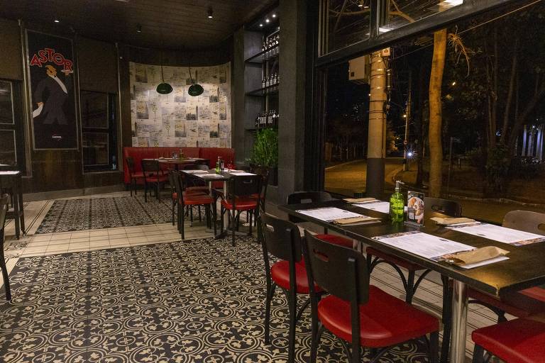 Janelas do salão do Bar Astor ficarão abertas para permitir ventilação natural.