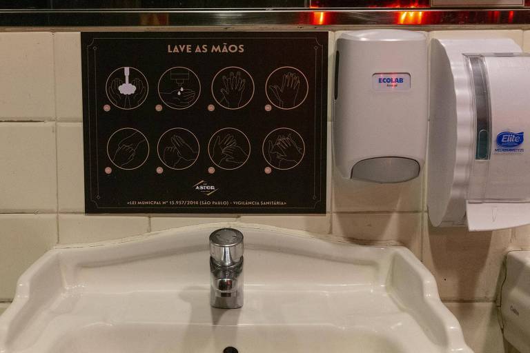 O Bar Astor instalou placas nos banheiros que mostram a maneira correta de lavar as mãos.