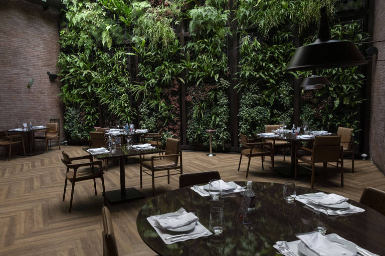 O salão interno do restaurante Loup também tem nova configuração das mesas para obedecer às normas de segurança e ao distanciamento social.