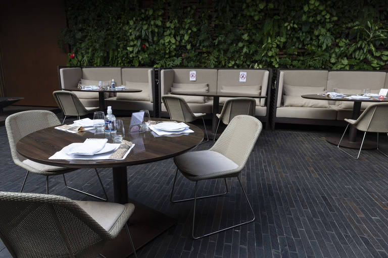 No salão externo do restaurante Loup, uma mesa não será usada  para respeitar às normas de segurança e de distanciamento social. 