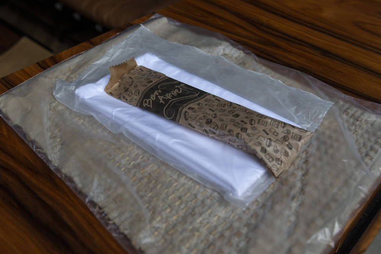 Kit de mesa com jogo americano e guardanapo de tecido higienizados está disponível caso cliente não queira usar o kit descartável de papel.