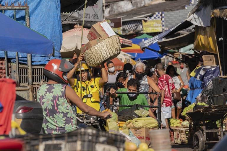 Movimentação de pessoas na feira de São Joaquim, na periferia de Salvador; população mundial tende a se estabilizar e depois começar a cair neste século