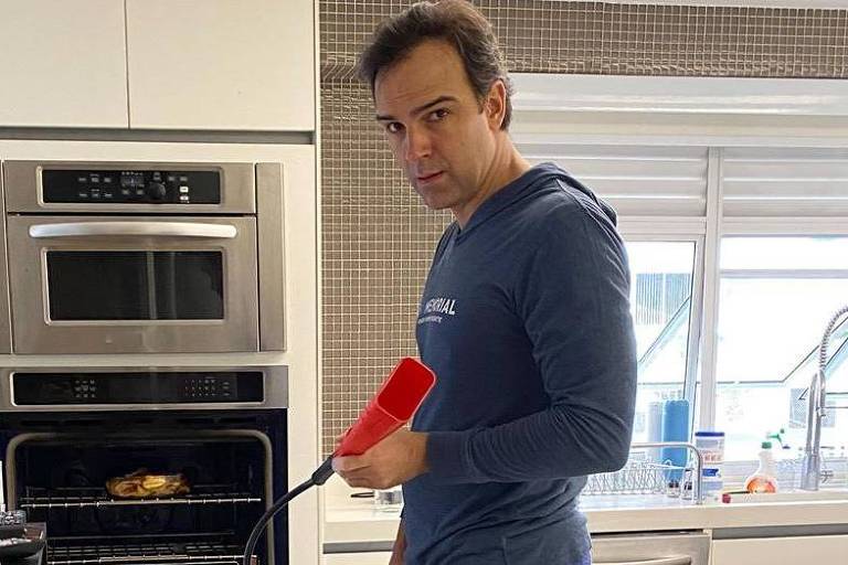 Tadeu Schmidt apaga incêndio na cozinha de casa: 'Num descuido, pode acontecer uma tragédia'